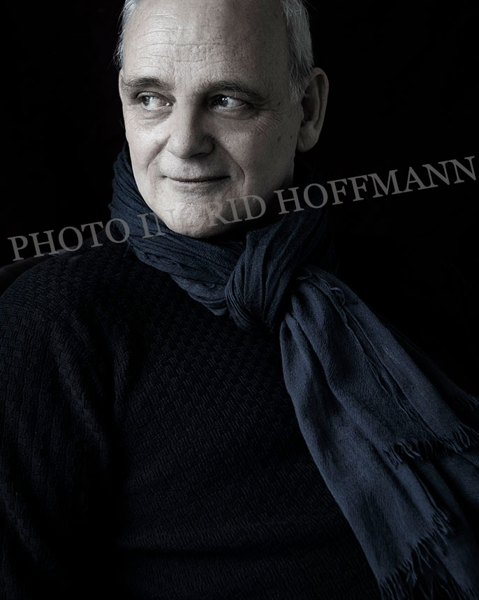 Portrait de Jean-Dominique MICHEL chez lui à Genève par Ingrid HOFFMANN