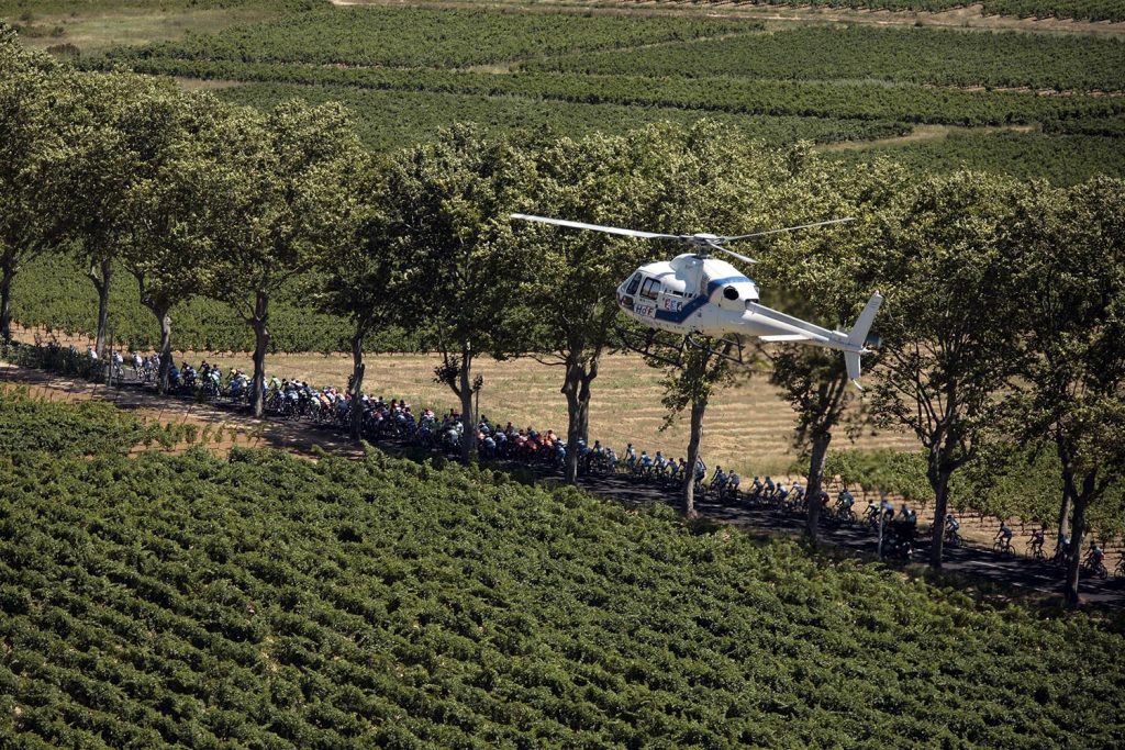 Le peloton dans les vignes vu d'hélicoptère