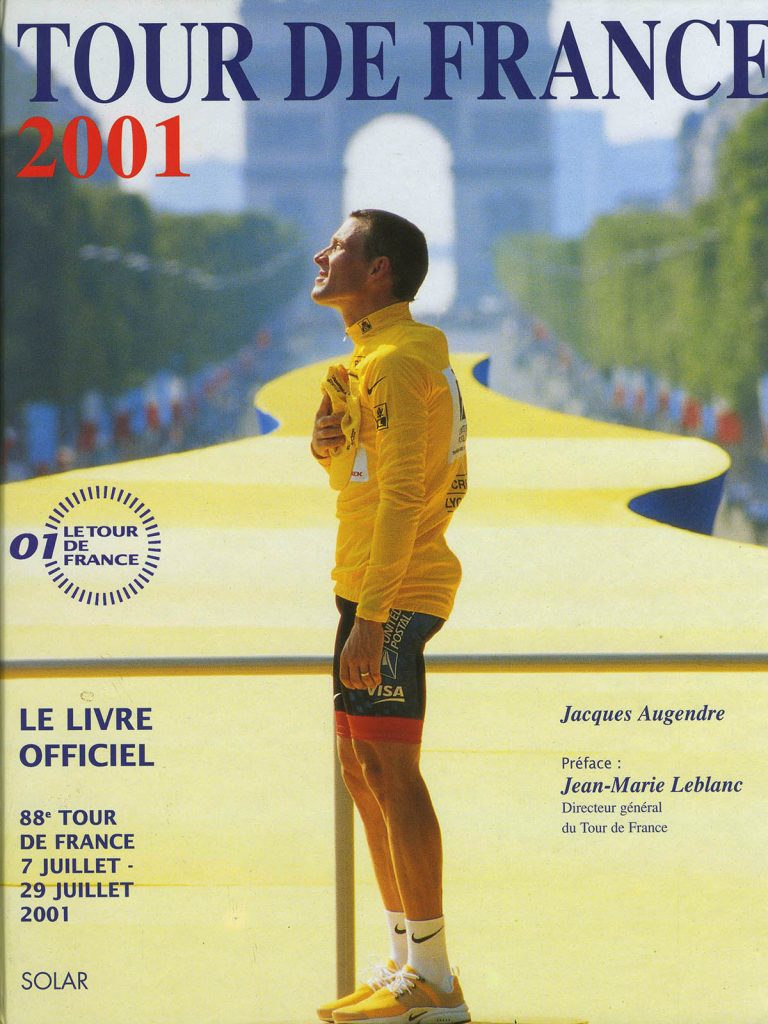 Lance ARMSTRONG sur le podium du Tour de France - 2001