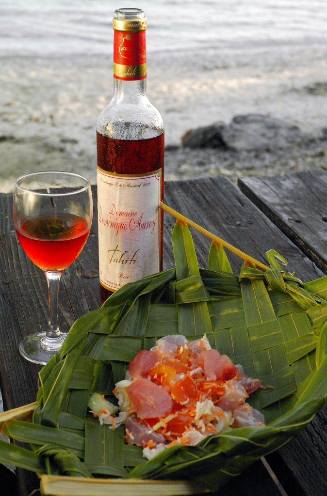 Dégustation de rosé au Raira lagon, 